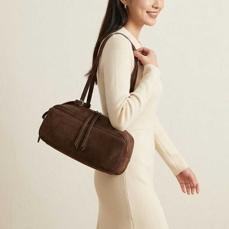 The Serene Suede Barrel Bag em uso por modelo