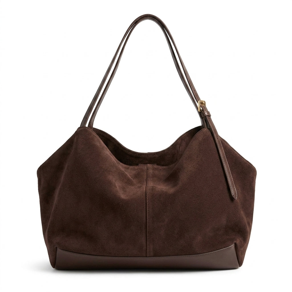 The Suede Boston Pillow Bag na cor Coffee suede em fundo branco