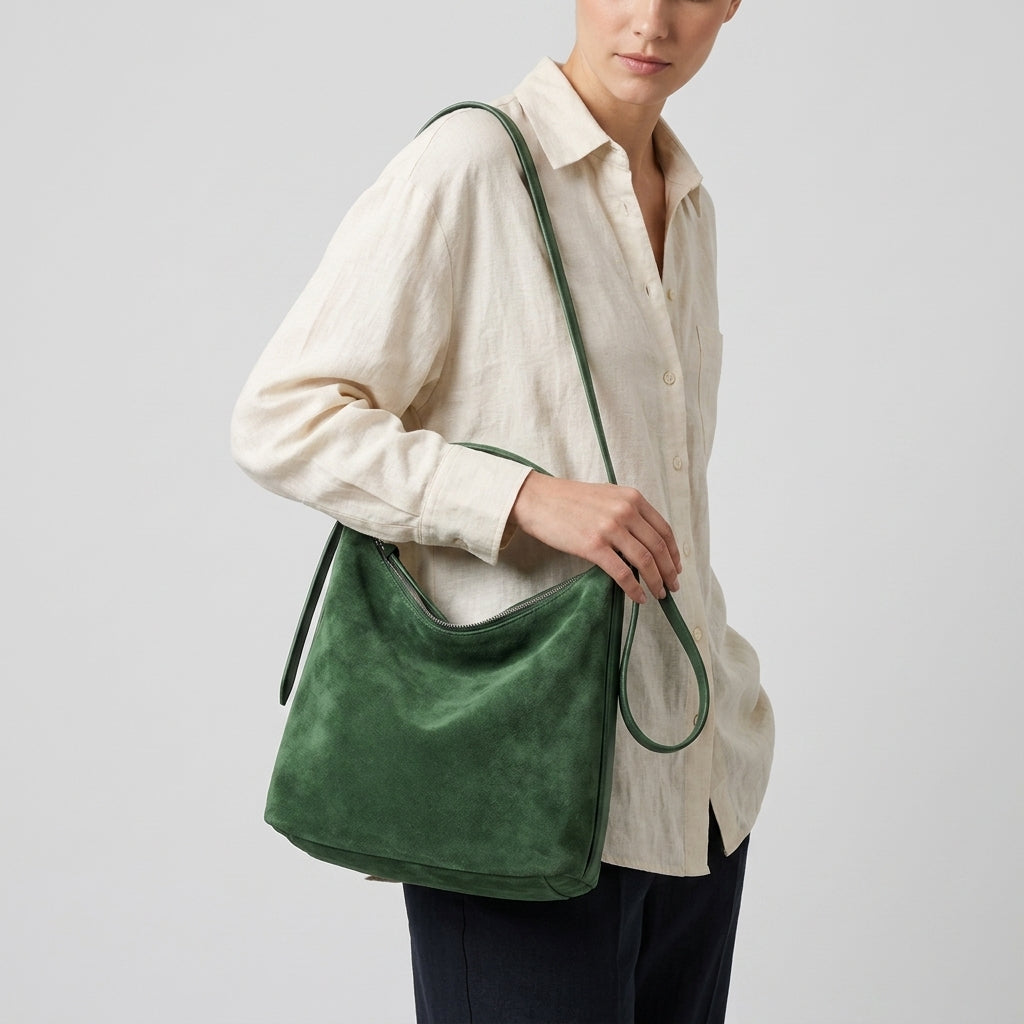 Velvet-Matte Slouchy Tote em uso por modelo