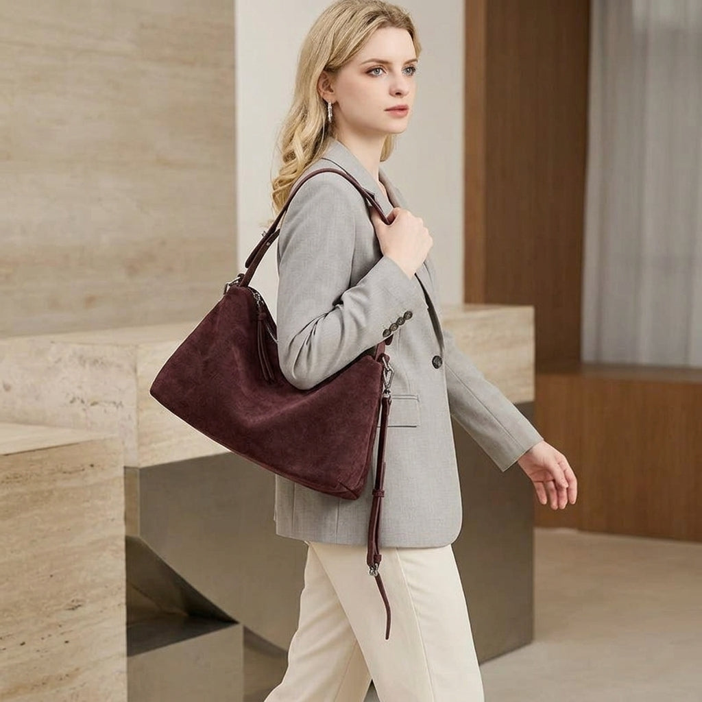 Large Suede Shoulder Bag for Work em uso por modelo