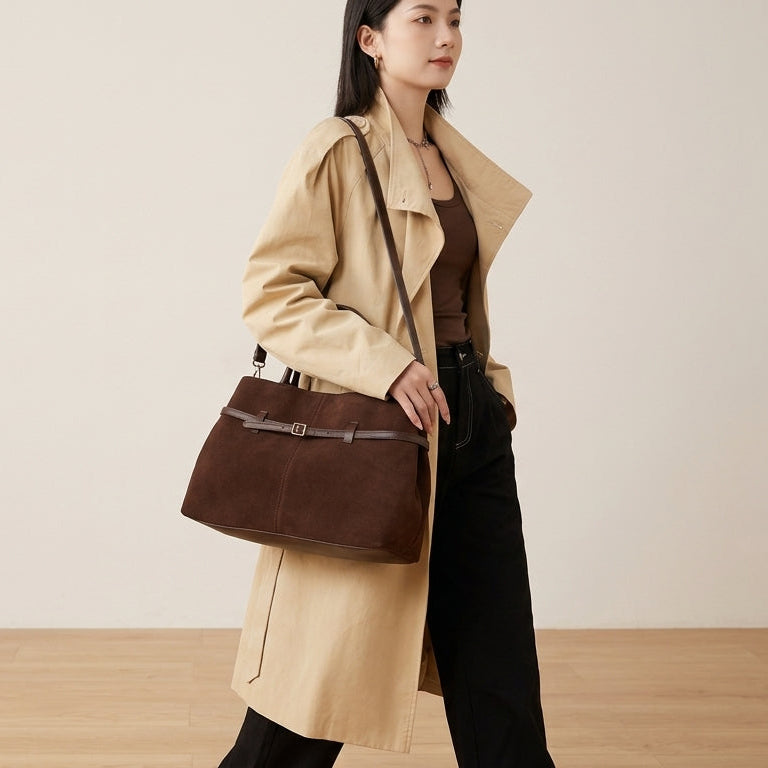 The Suede Urban Commuter Bag em uso por modelo
