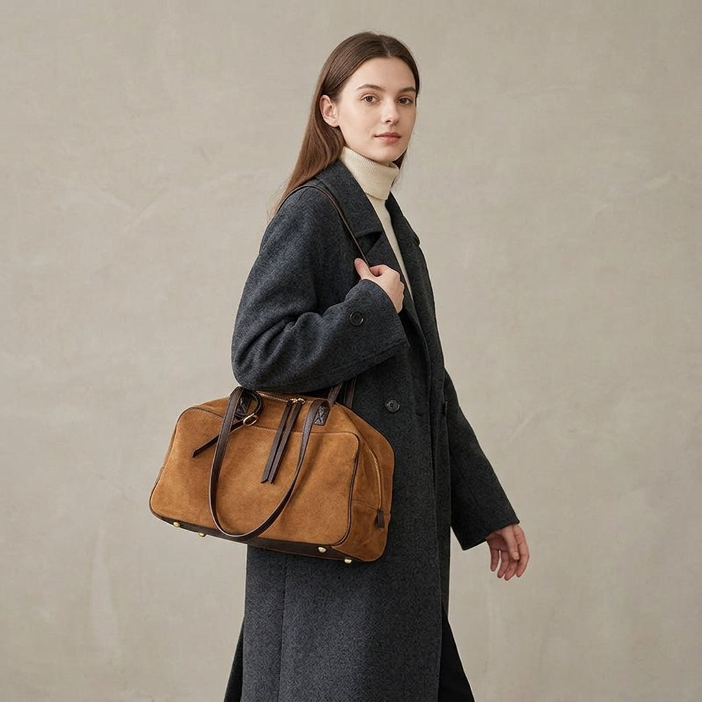 Matte Velvet Essence Shoulder Bag em uso por modelo