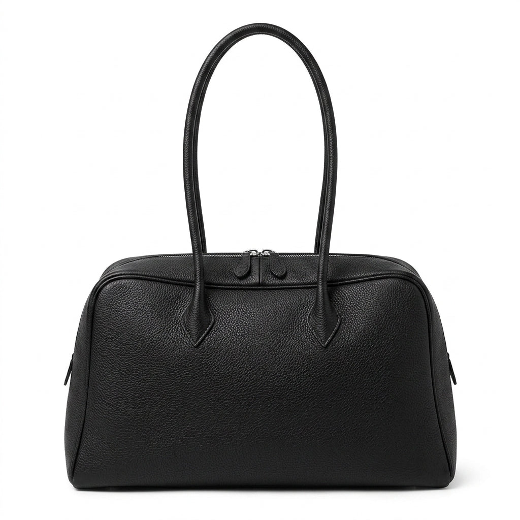 Signature Soft Suede Barrel Bag na cor Black em fundo branco