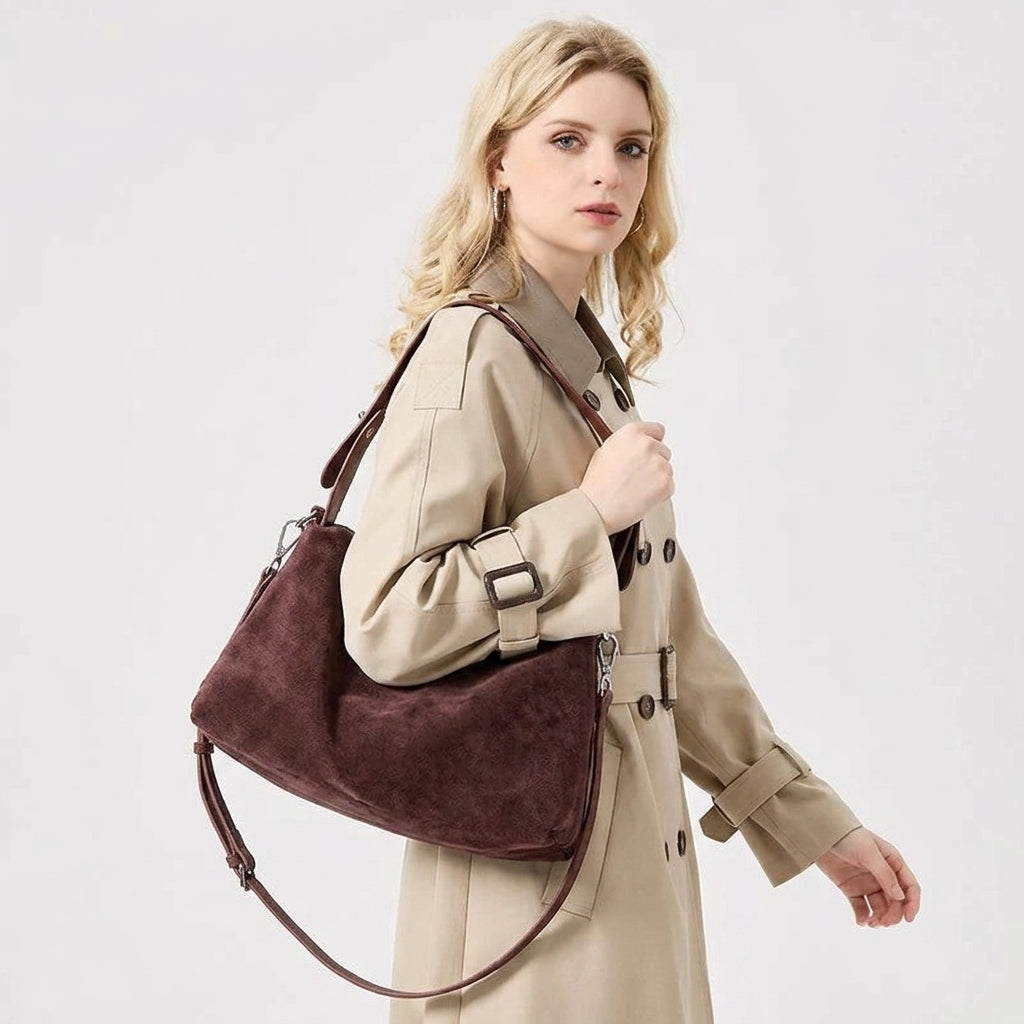 Large Suede Shoulder Bag for Work em uso por modelo