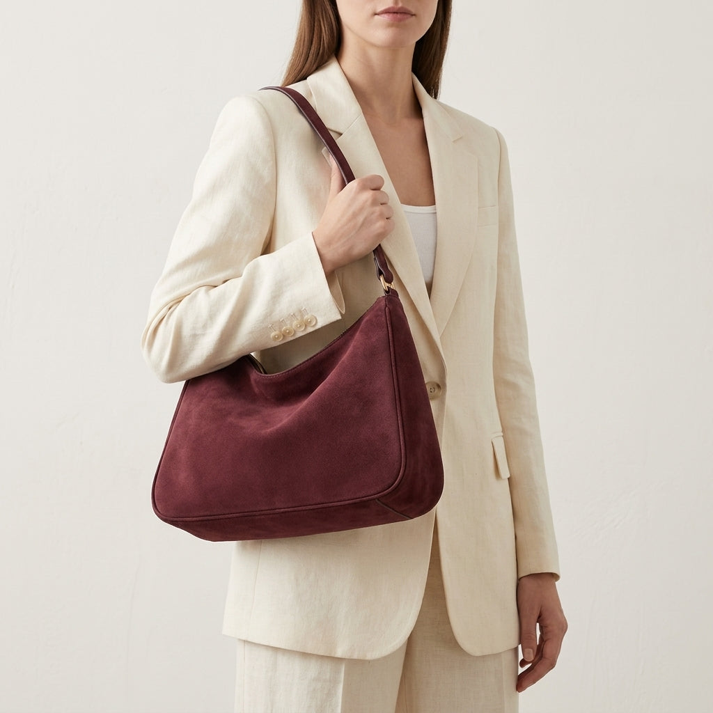 Minimalist Soft Suede Shoulder Bag em uso por modelo