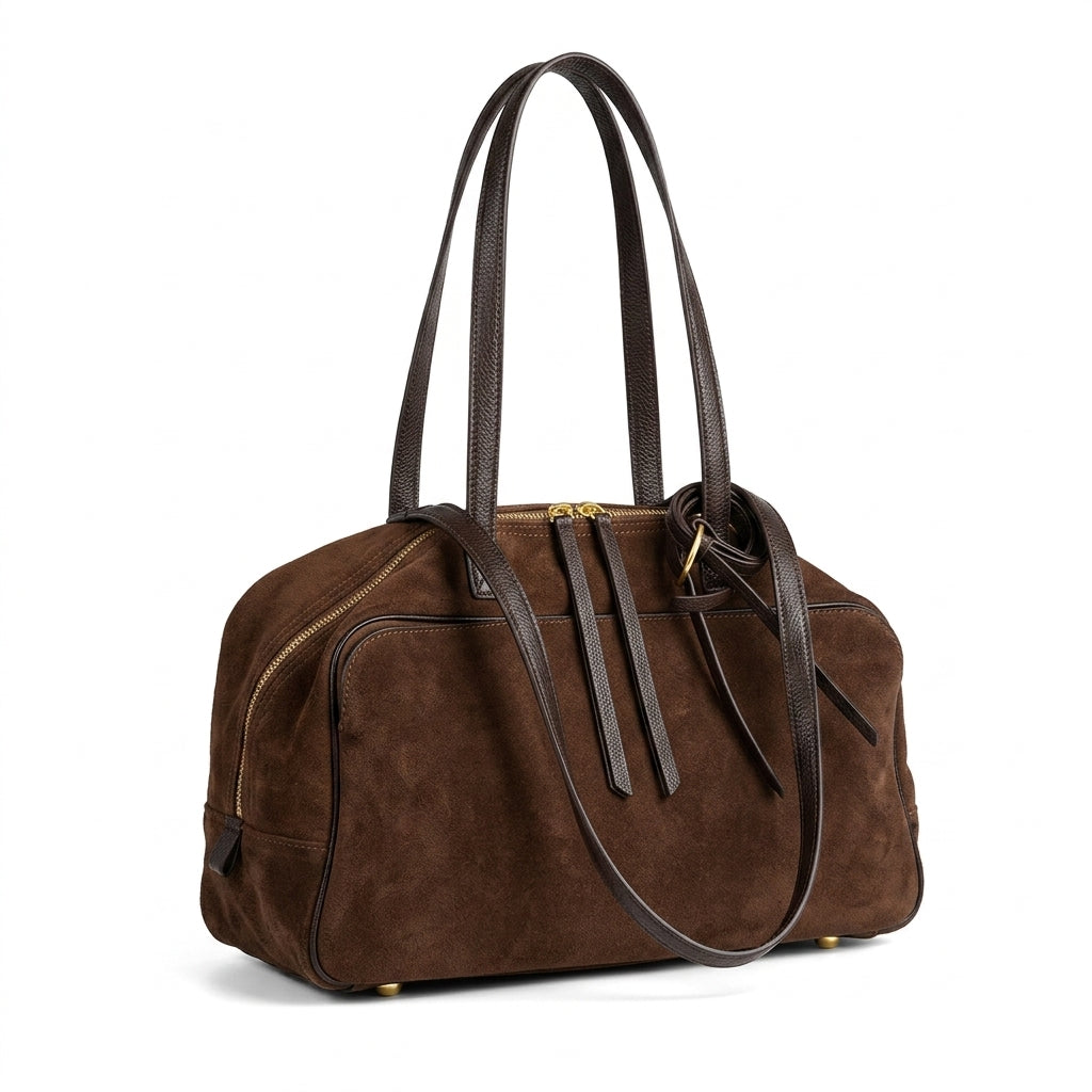 Matte Velvet Essence Shoulder Bag na cor coffee em fundo branco