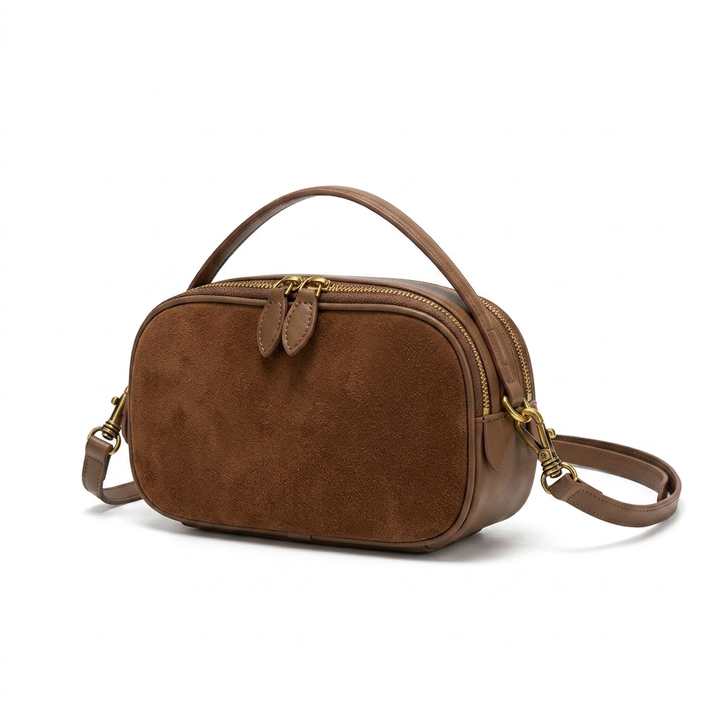 The Serene Slouchy Bag na cor Brown em fundo branco