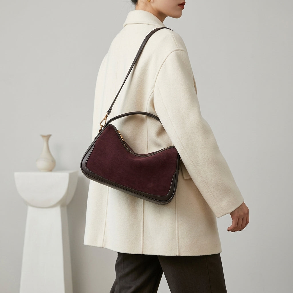Vintage Matte Suede Grand Bag em uso por modelo