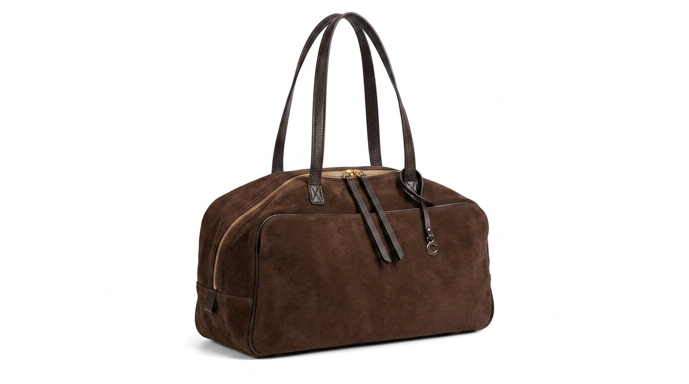 Matte Velvet Essence Shoulder Bag em fundo branco
