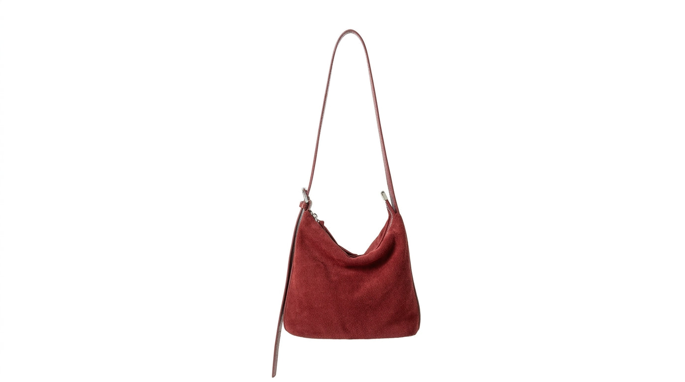 Velvet-Matte Slouchy Tote na cor red em fundo branco