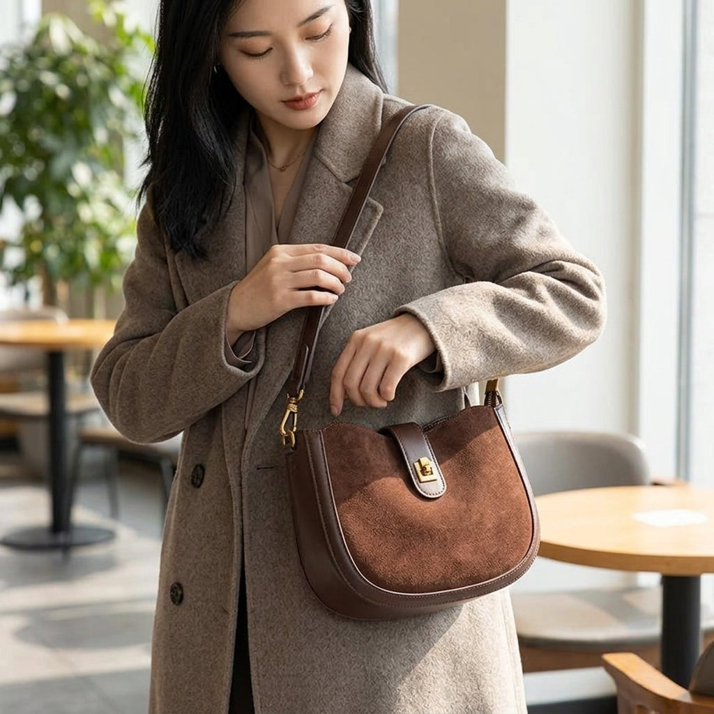 Matte Suede All-Season Shoulder Bag em uso por modelo