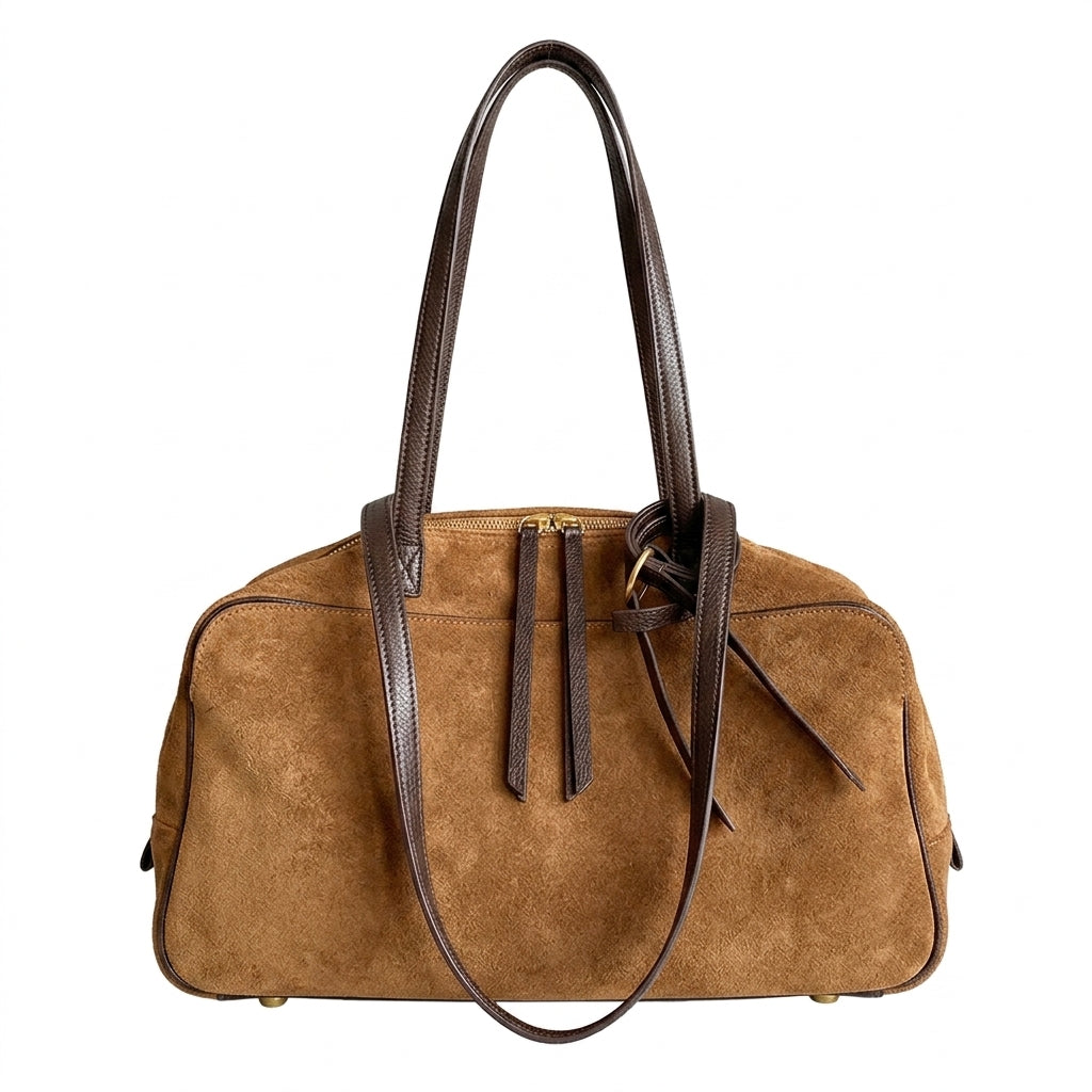 Matte Velvet Essence Shoulder Bag na cor brown em fundo branco