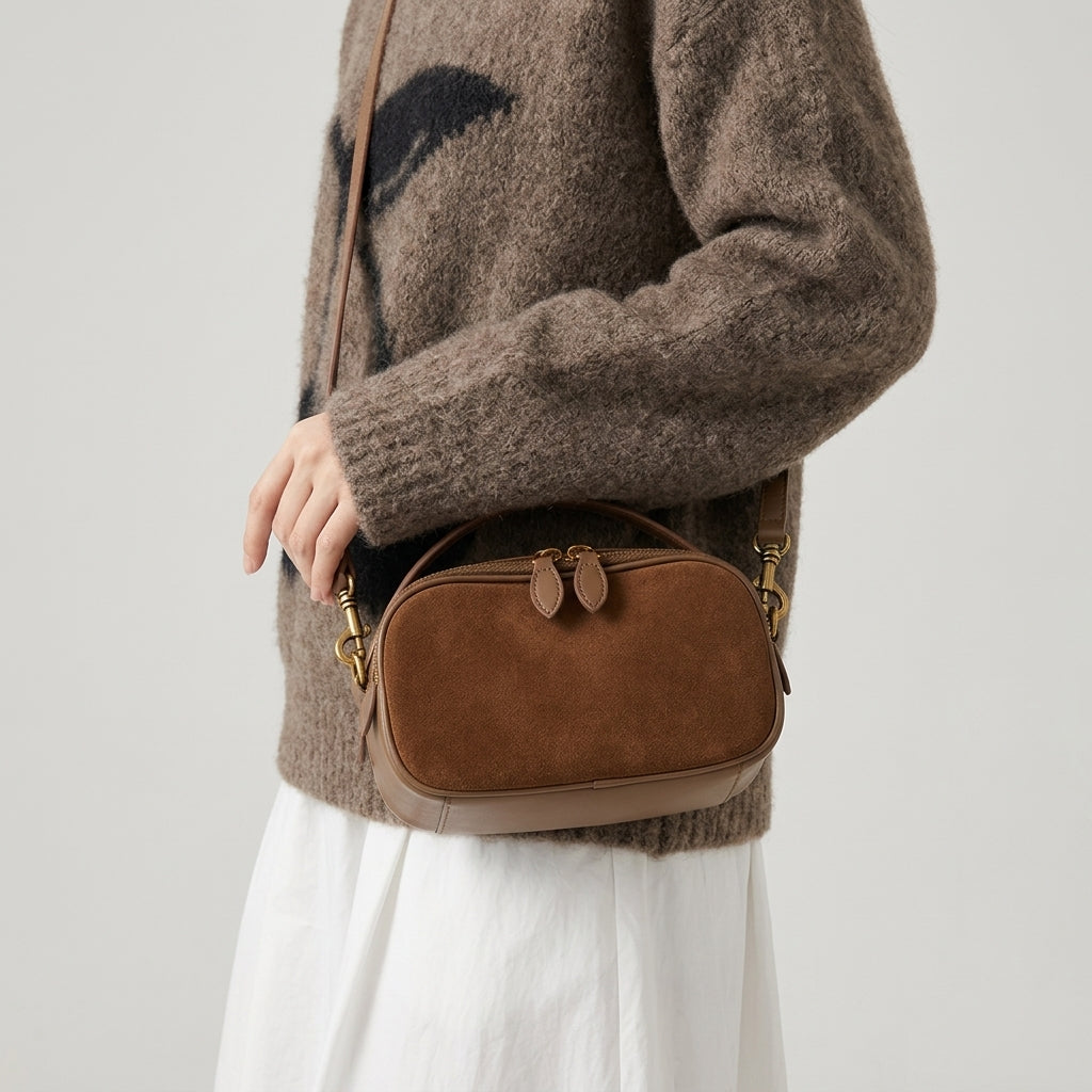 The Serene Slouchy Bag em uso por modelo