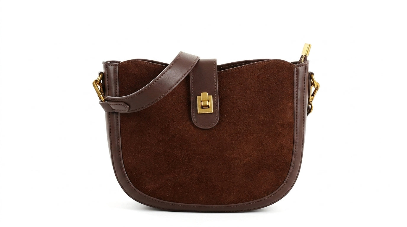 Matte Suede All-Season Shoulder Bag em fundo branco
