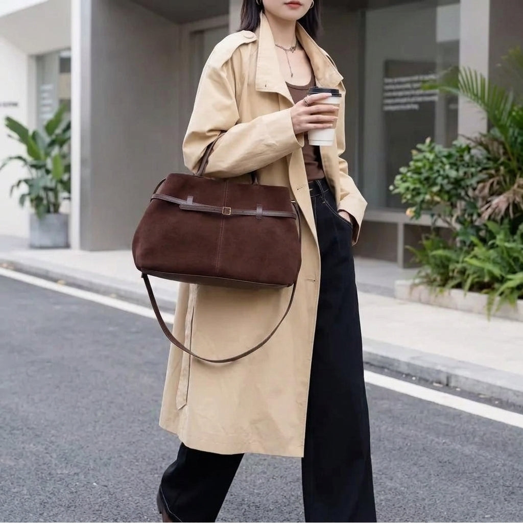 The Suede Urban Commuter Bag em uso por modelo