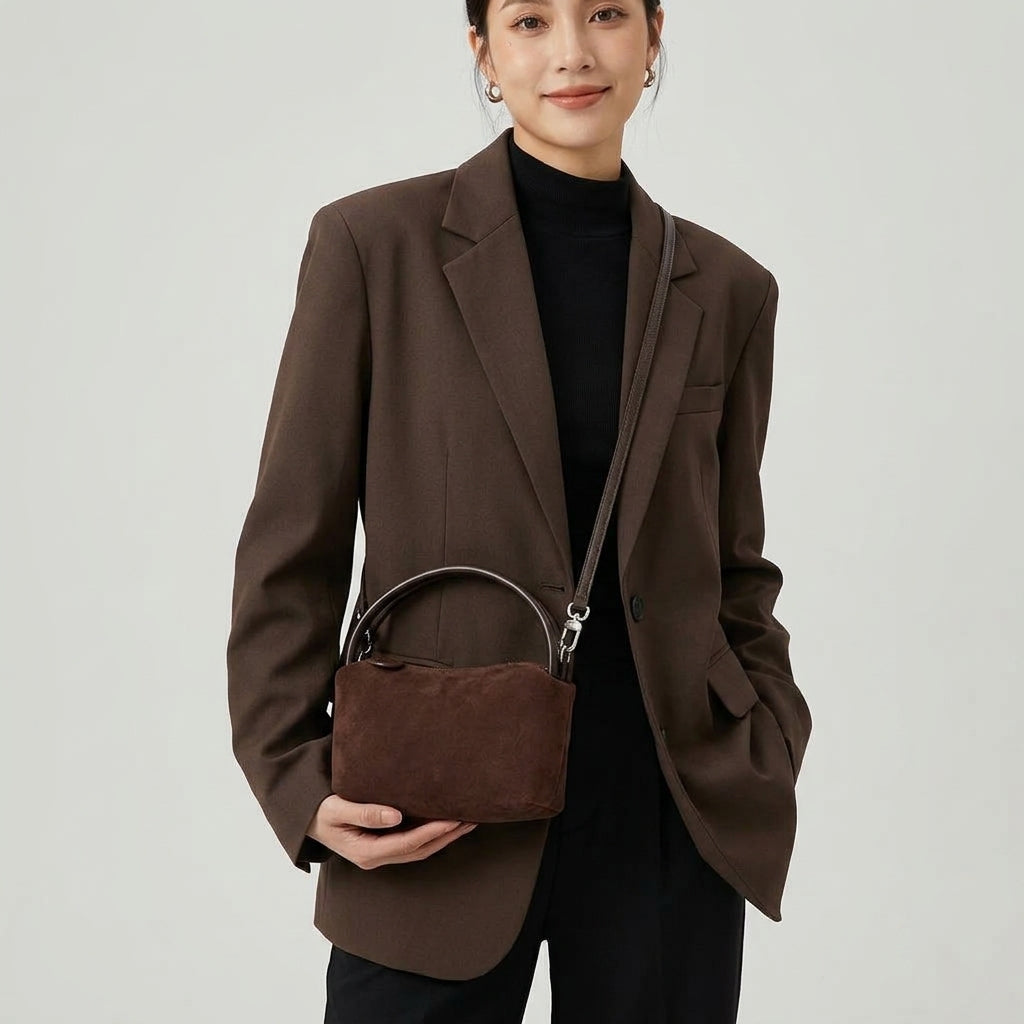 The Suede Mini Box Bag em uso por modelo