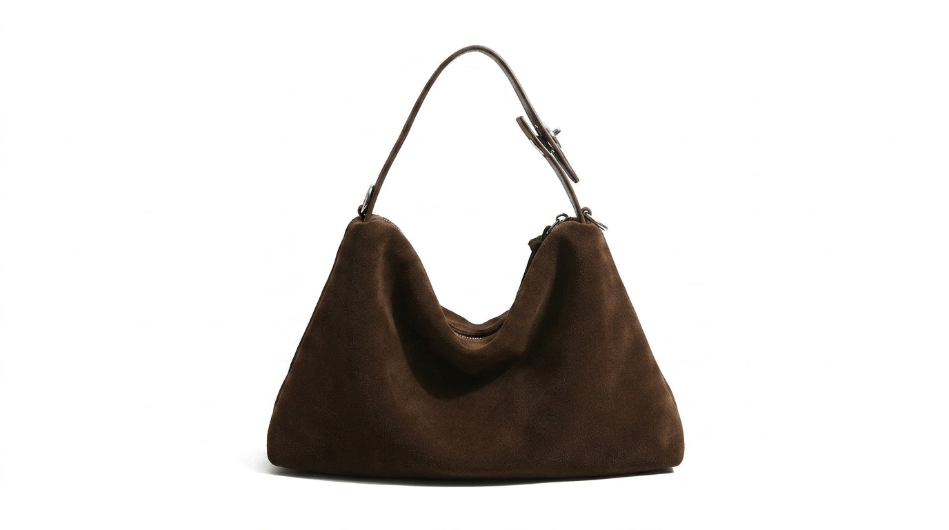 Matte Velvet Niche Shoulder Bag em fundo branco