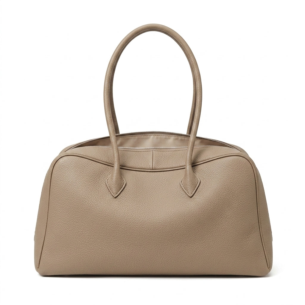 Signature Soft Suede Barrel Bag na cor Khaki em fundo branco