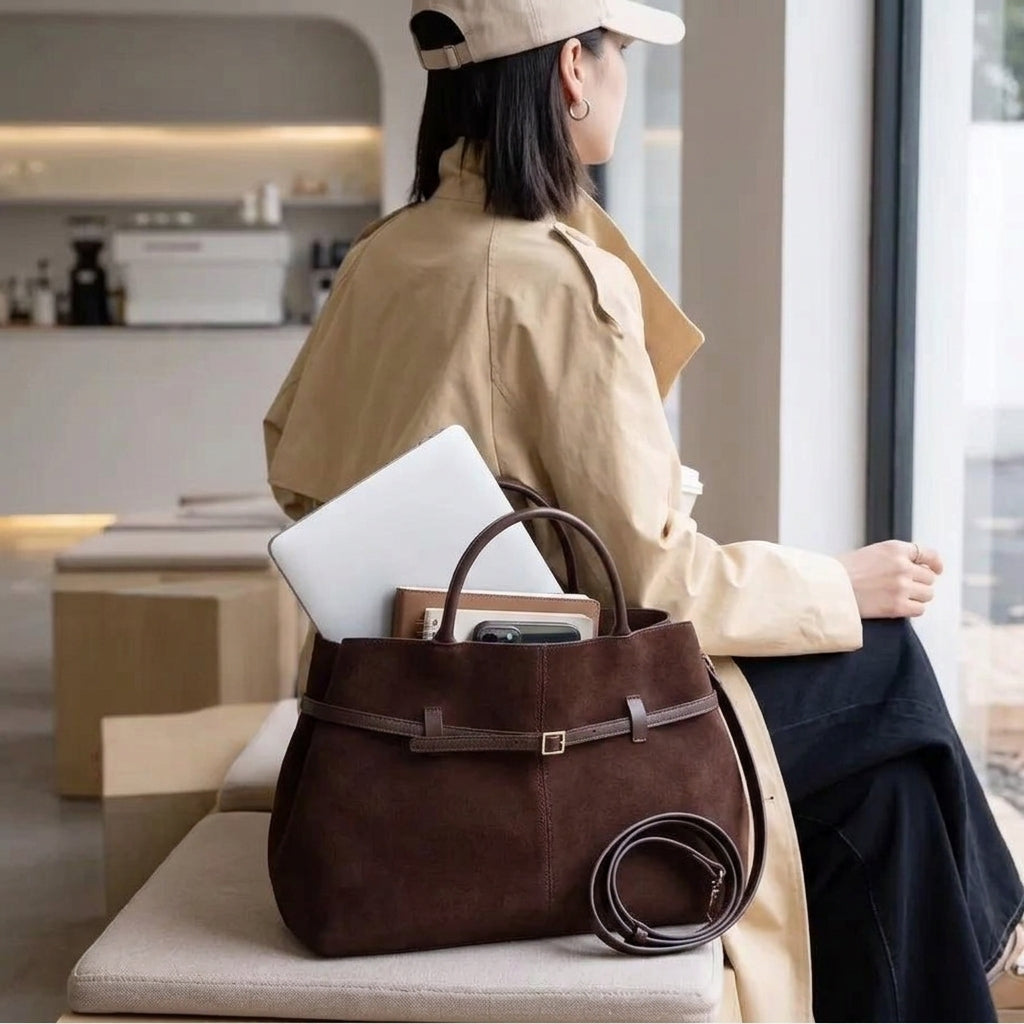 The Suede Urban Commuter Bag em uso por modelo