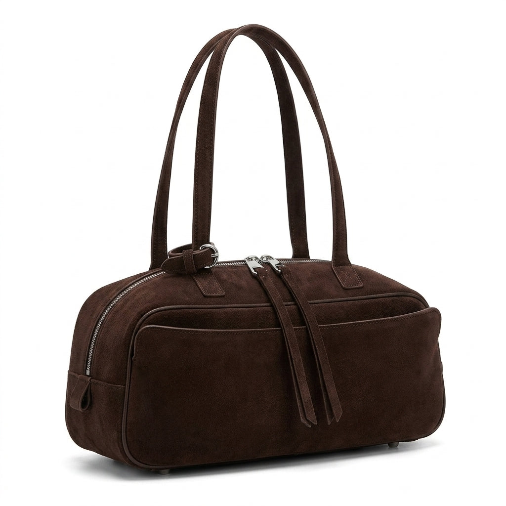 The Serene Suede Barrel Bag na cor coffee em fundo branco