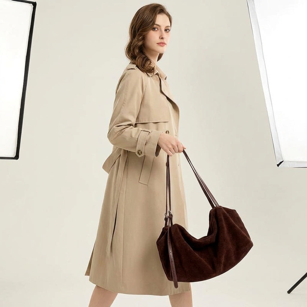 Premium Frosted Suede Shopper em uso por modelo