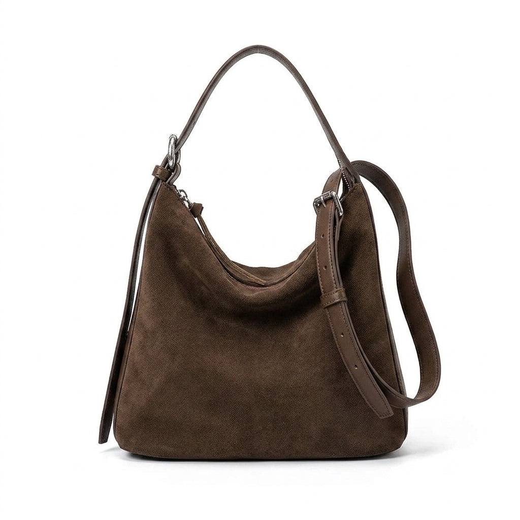 Velvet-Matte Slouchy Tote em fundo branco
