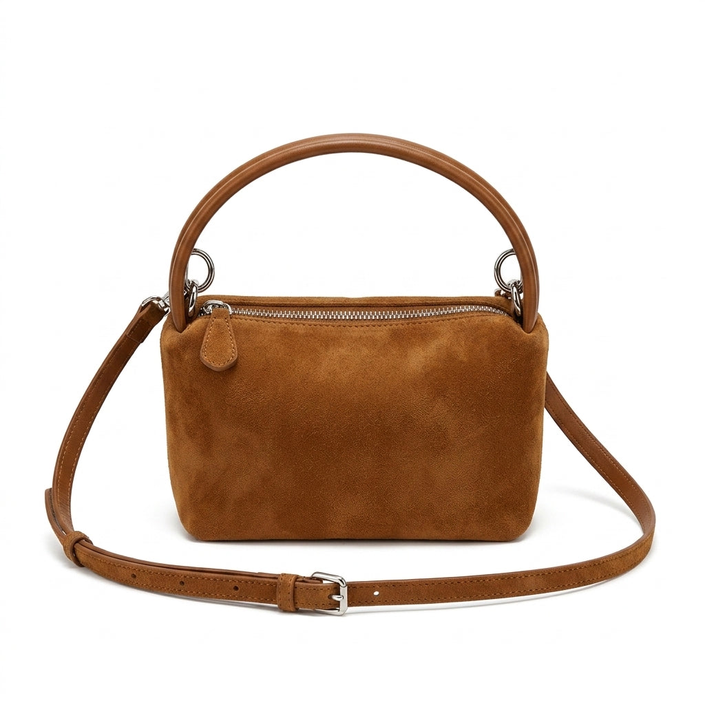 The Suede Mini Box Bag na cor caramel em fundo branco