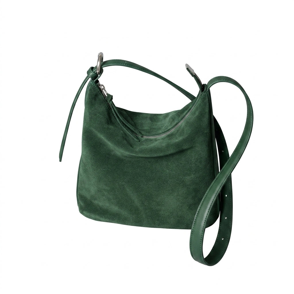 Velvet-Matte Slouchy Tote na cor green em fundo branco