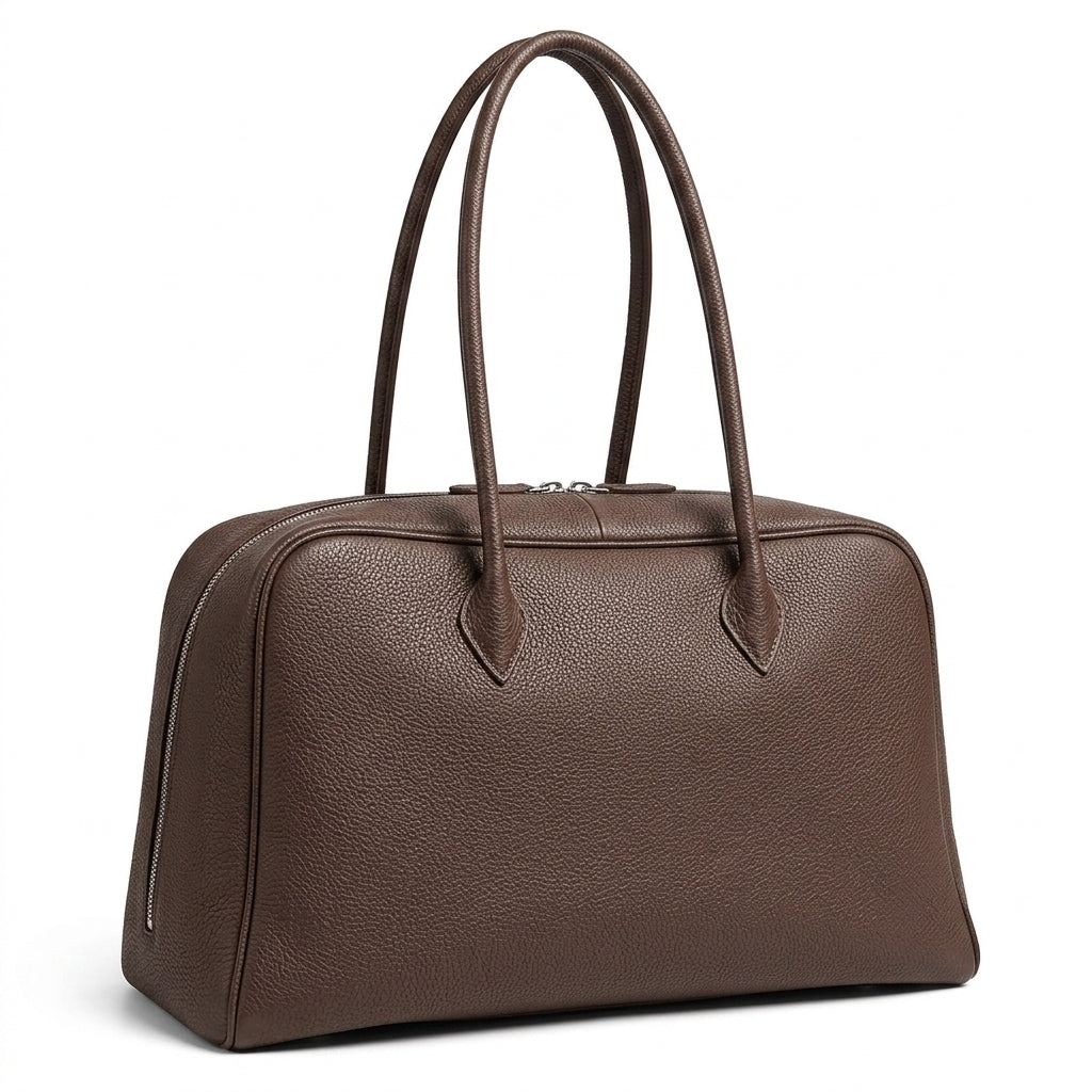 Signature Soft Suede Barrel Bag em fundo branco
