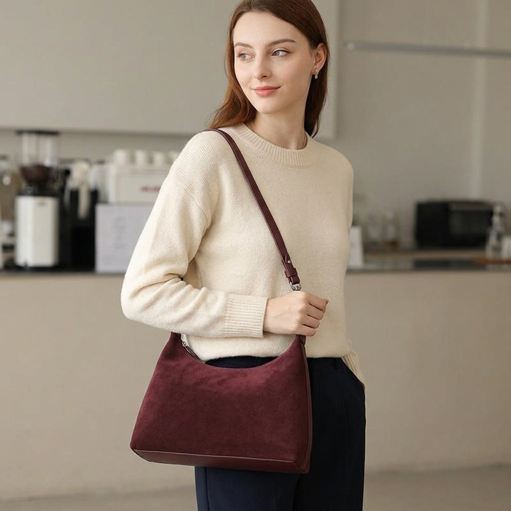 Urban Frosted Suede Crossbody em uso por modelo